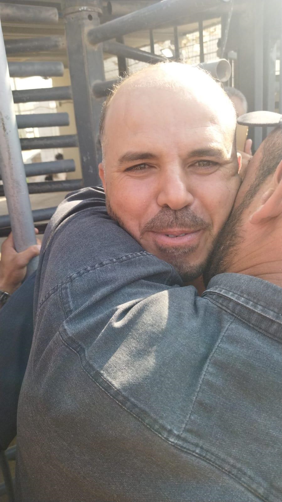 الأسير صالح موسى لحظة الإفراج عنه